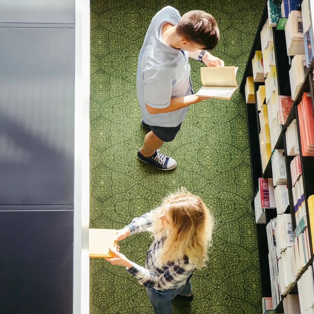 Haltung ist kein Zusatz, sondern ein Ausgangspunkt - Bild: zwei Schüler in der Bibliothek (Vogelperspektive)