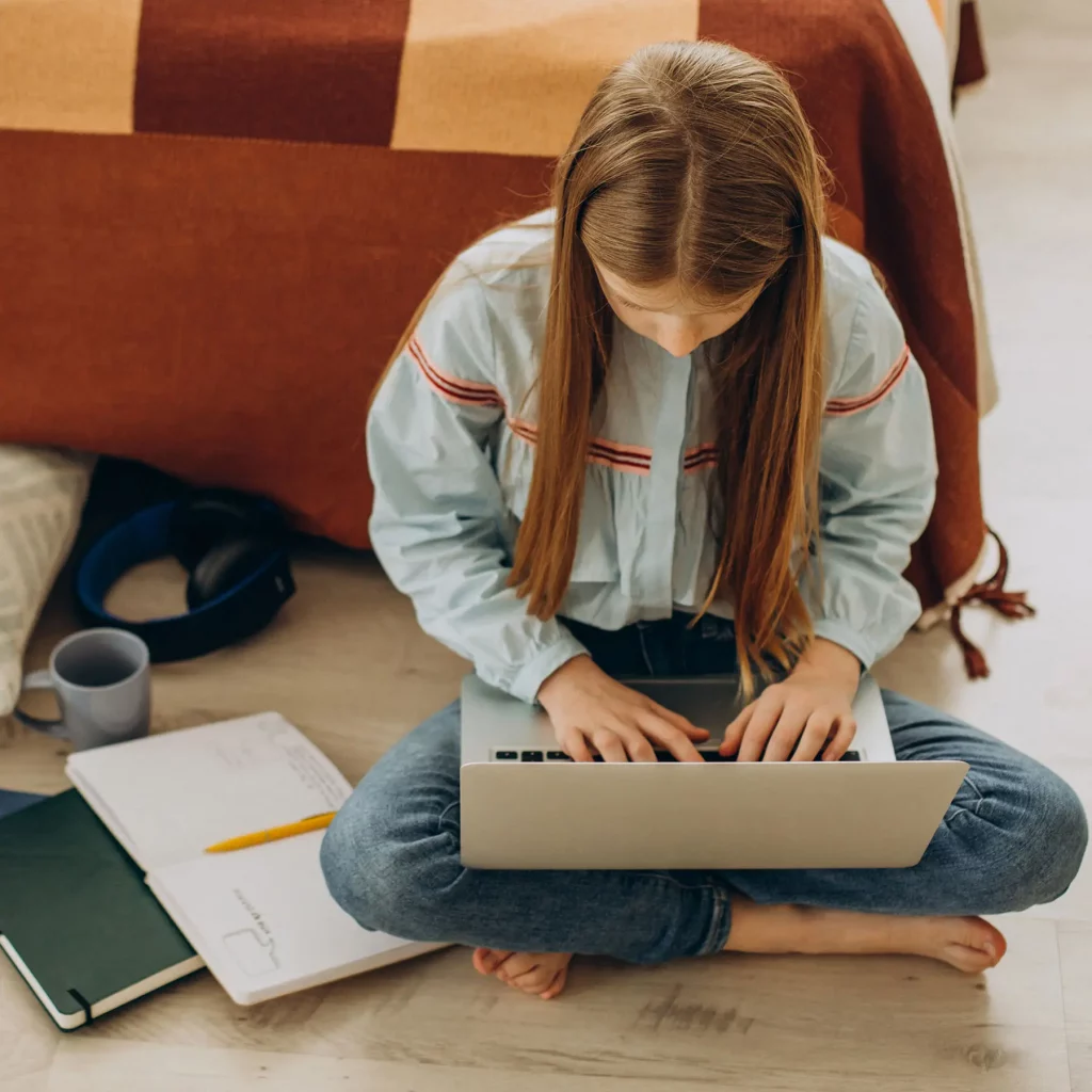 flipped classroom - Mädchen lernt eigenständig zu Hause